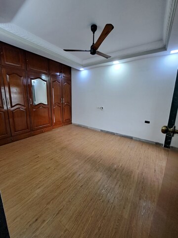 Room in 3 BHK Apartment at Divine Space Meenaxi Tower, Goregaon East – for Rent