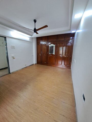 Room in 3 BHK Apartment at Divine Space Meenaxi Tower, Goregaon East – for Rent