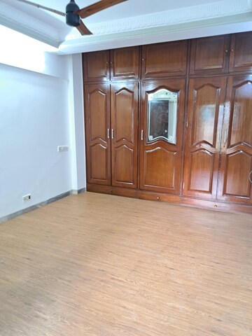 Room in 3 BHK Apartment at Divine Space Meenaxi Tower, Goregaon East – for Rent