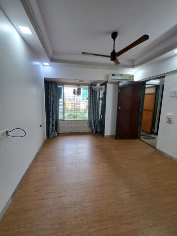 Room in 3 BHK Apartment at Divine Space Meenaxi Tower, Goregaon East – for Rent