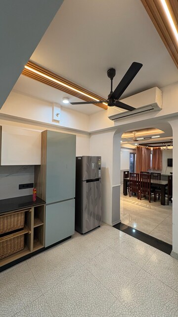 Room in 4 BHK Apartment at Experion Capital, Gomti Nagar – for Rent