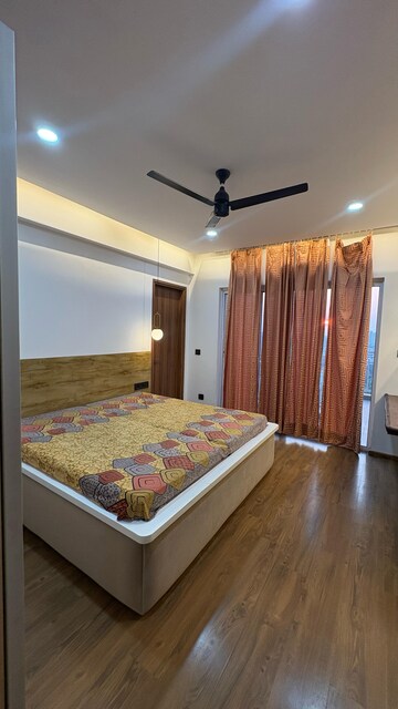 Bedroom in 4 BHK Apartment at Experion Capital, Gomti Nagar – for Rent