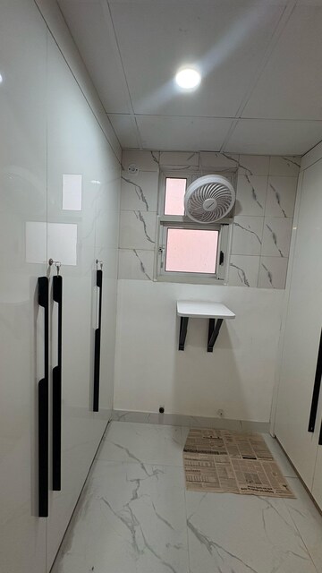 Bathroom in 4 BHK Apartment at Experion Capital, Gomti Nagar – for Rent