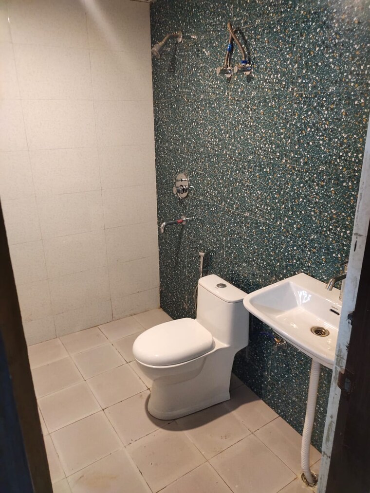Bathroom, bptp-discovery-park 3 Bedroom 925 Sq.Ft. Apartment In Sector 80 Faridabad 8330938