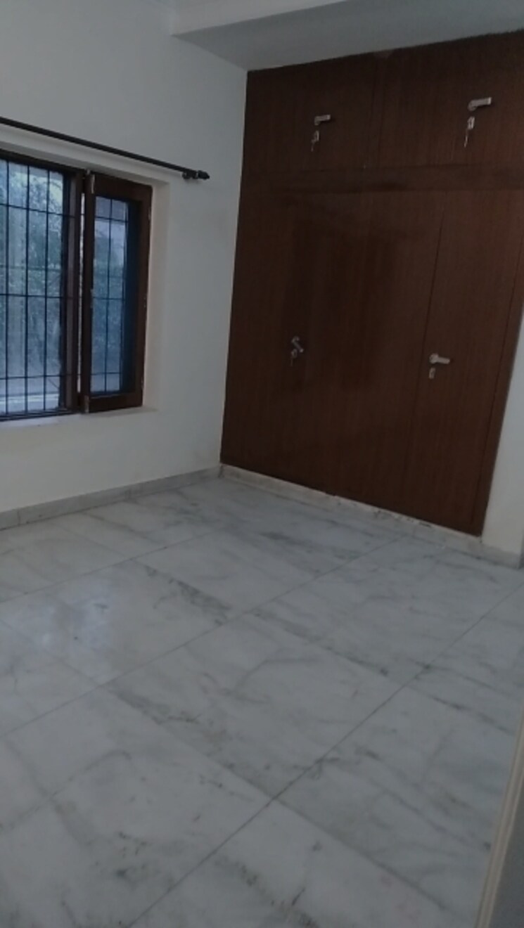 Room, rwa-apartments-sector-40 5 Bedroom 250 Sq.Ft. Independent House In Sector 40 Noida 8331013