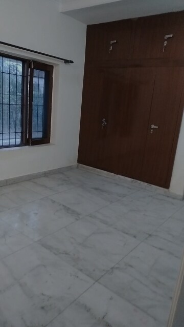 Room in 6 BHK Independent House at RWA Apartments Sector 39, Sector 39 – for Sale