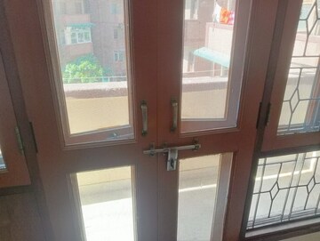 Room in 2 BHK Apartment at Royal Garden Estate, Sector 61 – for Rent