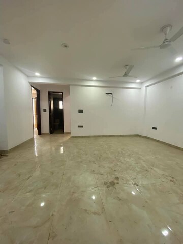 Room in 3 BHK Builder Floor at Saket – for Rent