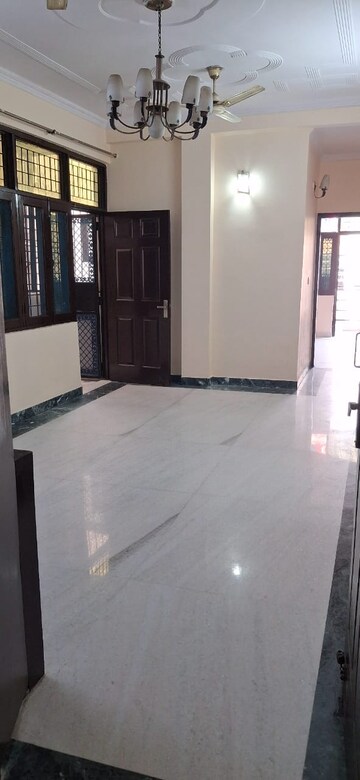 Room in 3 BHK Builder Floor at Niti Khand – for Rent