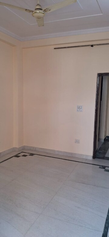 Room in 3 BHK Builder Floor at Niti Khand – for Rent