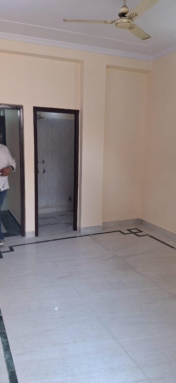 Room in 3 BHK Builder Floor at Niti Khand – for Rent