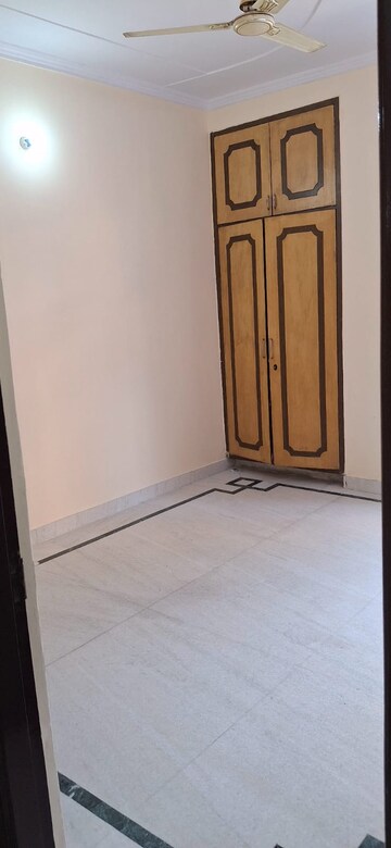 Room in 3 BHK Builder Floor at Niti Khand – for Rent
