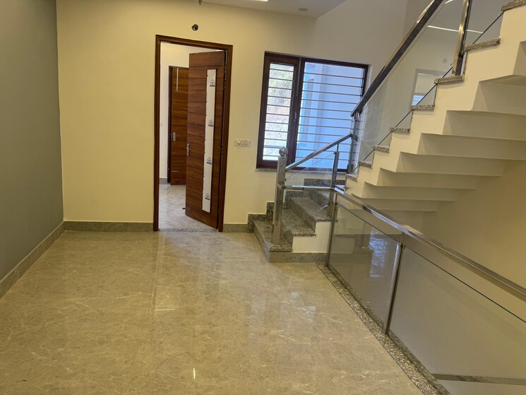 Room, jakhan rajpur road 3 Bedroom 3000 Sq.Ft. Villa In JakhaN Rajpur Road Dehradun 8331276