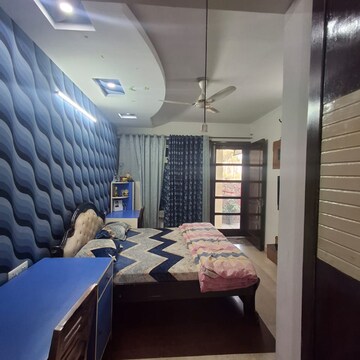Bedroom in 3.5 BHK Apartment at Sector 37 – for Rent
