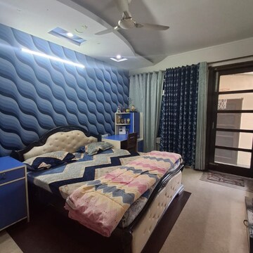 Bedroom in 3.5 BHK Apartment at Sector 37 – for Rent