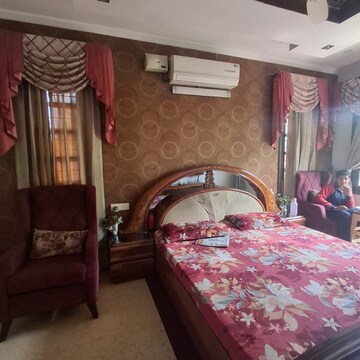 Bedroom in 3.5 BHK Apartment at Sector 37 – for Rent