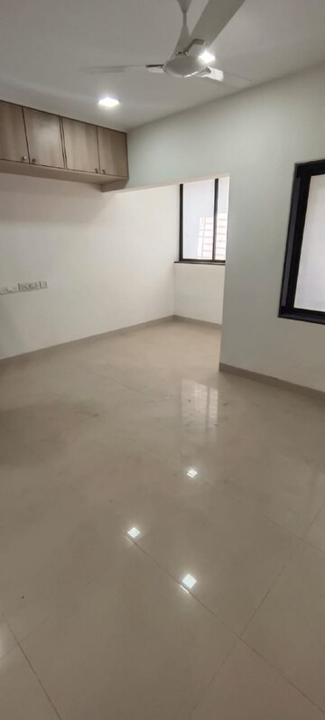 Room in 2 BHK Apartment at Khar West – for Rent