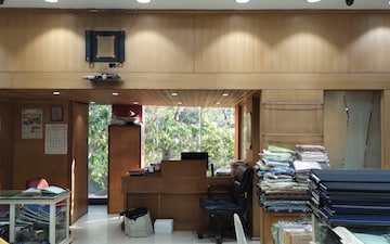 Shop For Rent in Park Street