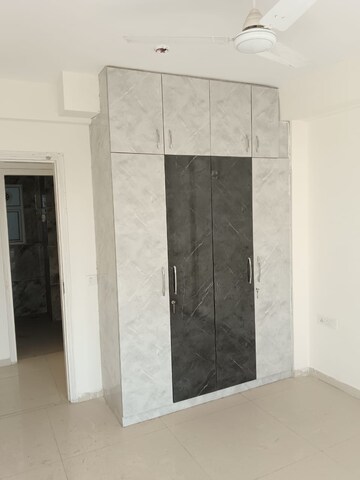 Room in 3 BHK Apartment at Omaxe The Palace, Gomti Nagar – for Rent