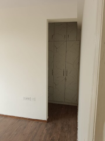 Room in 3 BHK Apartment at Omaxe The Palace, Gomti Nagar – for Rent