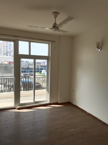 Room in 3 BHK Apartment at Omaxe The Palace, Gomti Nagar – for Rent