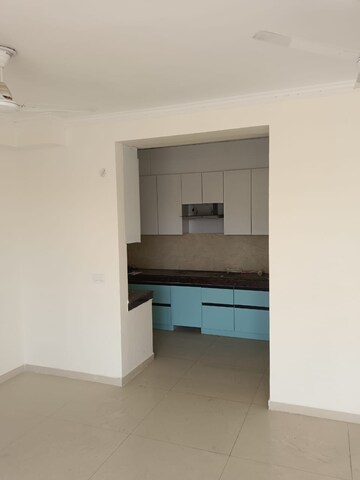 Room in 3 BHK Apartment at Omaxe The Palace, Gomti Nagar – for Rent