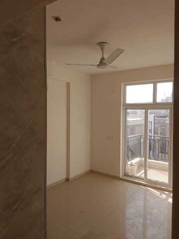 Room in 3 BHK Apartment at Omaxe The Palace, Gomti Nagar – for Rent