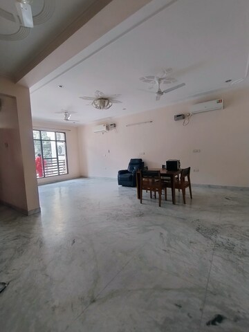 Parking in 2 BHK Builder Floor at RWA Residential Society, Sector 40 – for Rent
