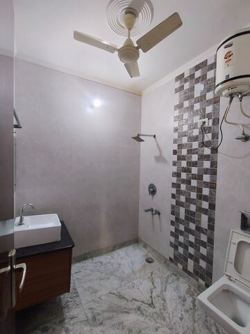 Bathroom in 2 BHK Builder Floor at RWA Residential Society, Sector 40 – for Rent