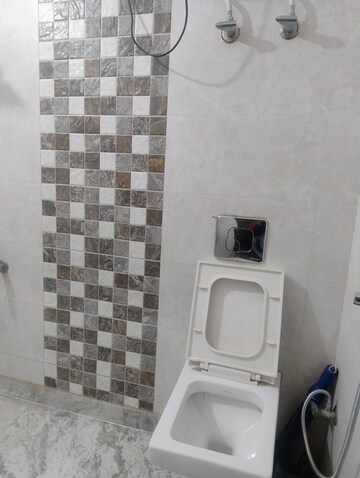 Bathroom in 2 BHK Builder Floor at RWA Residential Society, Sector 40 – for Rent