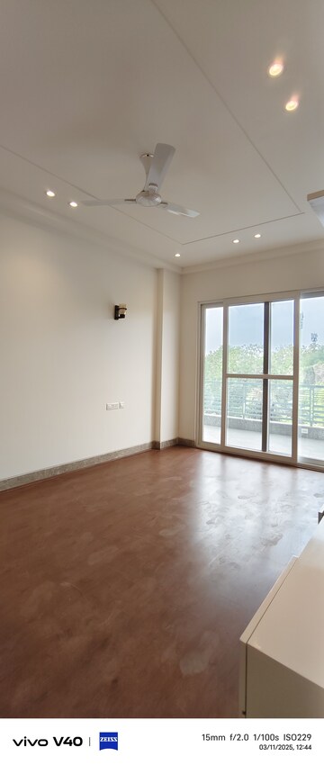 Room in 4 BHK Builder Floor at Green Park – for Rent