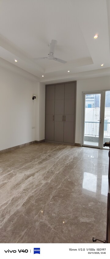 Room in 4 BHK Builder Floor at Green Park – for Rent