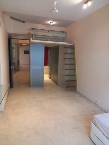 Room in 4 BHK Apartment at Churchgate – for Sale