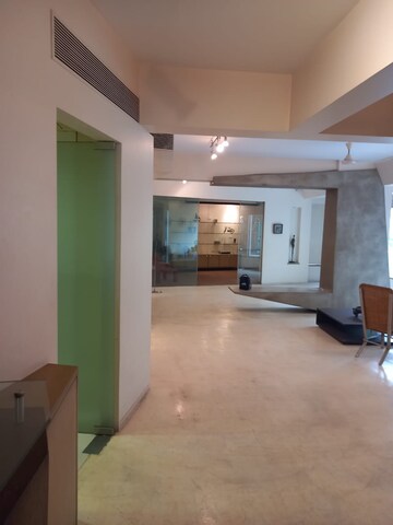 Room in 4 BHK Apartment at Churchgate – for Sale