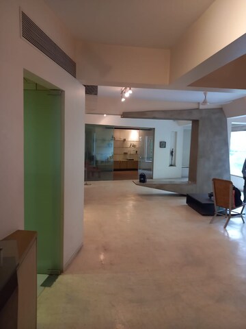 Room in 4 BHK Apartment at Churchgate – for Sale