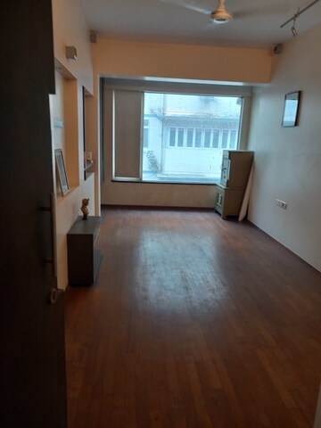 Room in 4 BHK Apartment at Churchgate – for Sale