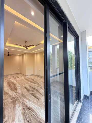 Building Lobby in 3 BHK Builder Floor at Sector 21 – for Rent