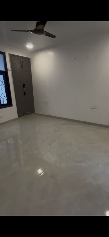Room in 3 BHK Builder Floor at Uday Arden 45, Sector 45 – for Rent