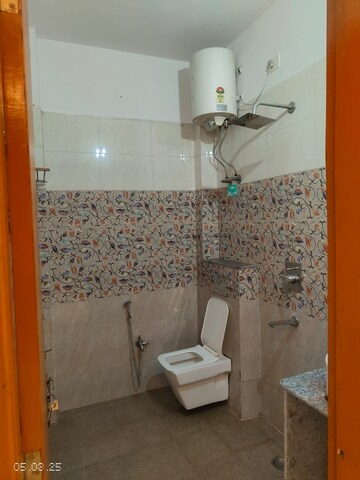 Bathroom in 3 BHK Builder Floor at Uday Arden 45, Sector 45 – for Rent