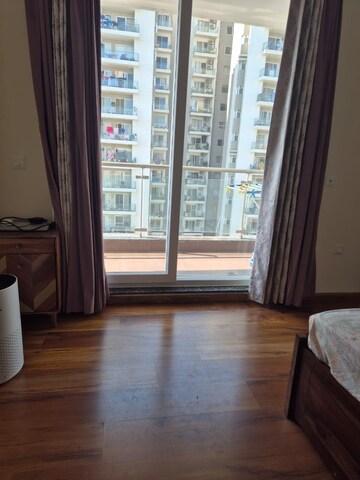 Room in 2.5 BHK Apartment at Microtek Greenburg, Sector 86 – for Rent