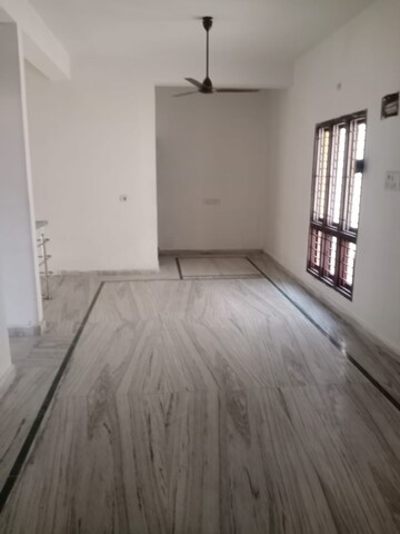 Room in 3 BHK Apartment at Ameenpur – for Rent