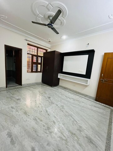 Room in 3 BHK Builder Floor at Sector 56 – for Rent