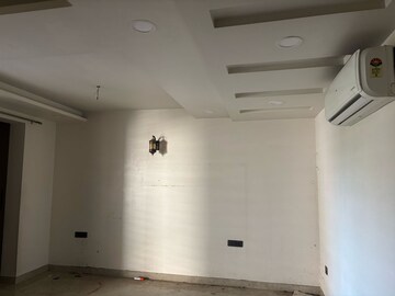 Room in 5 BHK Builder Floor at BPTP Park Central, Sector 85 – for Rent