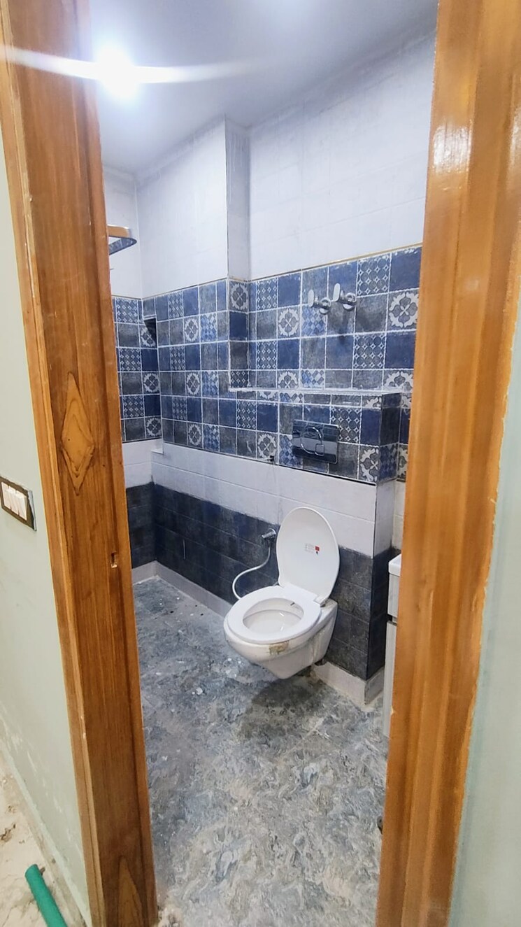 Bathroom, laxmi nagar 4 Bedroom 1400 Sq.Ft. Builder Floor In Laxmi Nagar Delhi 8333942