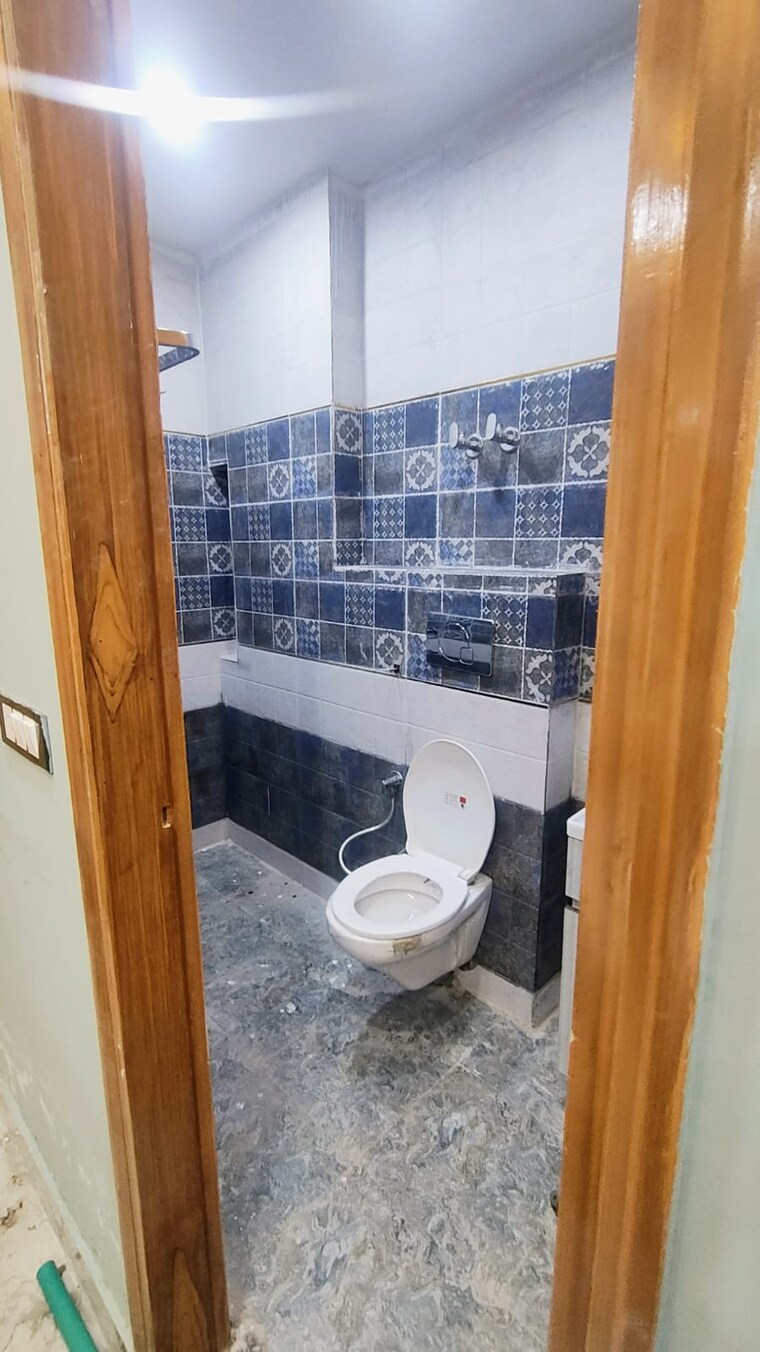 Bathroom, laxmi nagar 4 Bedroom 1400 Sq.Ft. Builder Floor In Laxmi Nagar Delhi 8333942