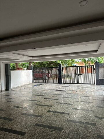 Parking in 4 BHK Builder Floor at DLF Atria, Dlf Phase ii – for Rent