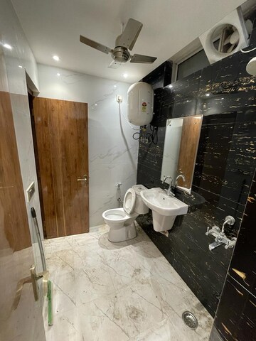 Master Bedroom in 3 BHK Builder Floor at BPTP Amstoria Country Floor, Sector 102 – for Rent