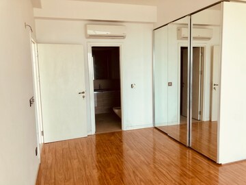 Room in 4 BHK Apartment at DLF The Crest, Sector 54 – for Rent