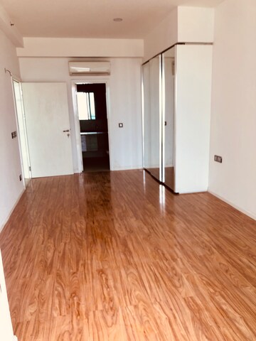 Room in 4 BHK Apartment at DLF The Crest, Sector 54 – for Rent