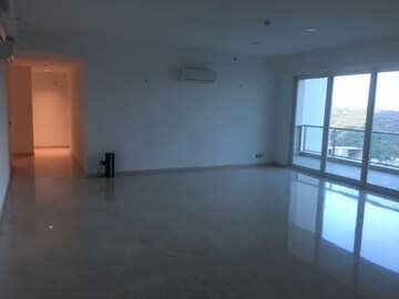 Room in 4 BHK Apartment at DLF The Crest, Sector 54 – for Rent
